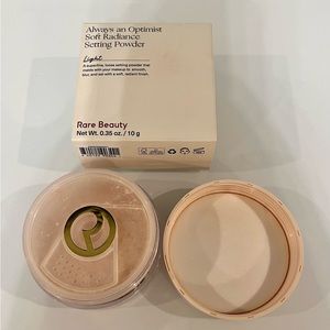 Rare Beauty Soft Radiance Setting Powder in shade Light.